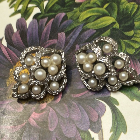 Trifari Faux Pearl & Textured Silver Metal Leaf Shaped Clip Earrings-1 1/4” x 1” - Picture 1 of 8